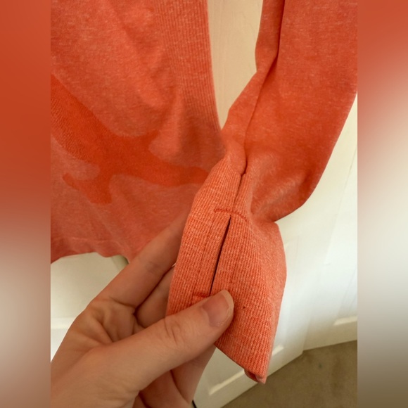 Oiselle Wings Out Long Sleeve Top Activewear Work Out Top Thumbholes Size Small - Picture 5 of 7